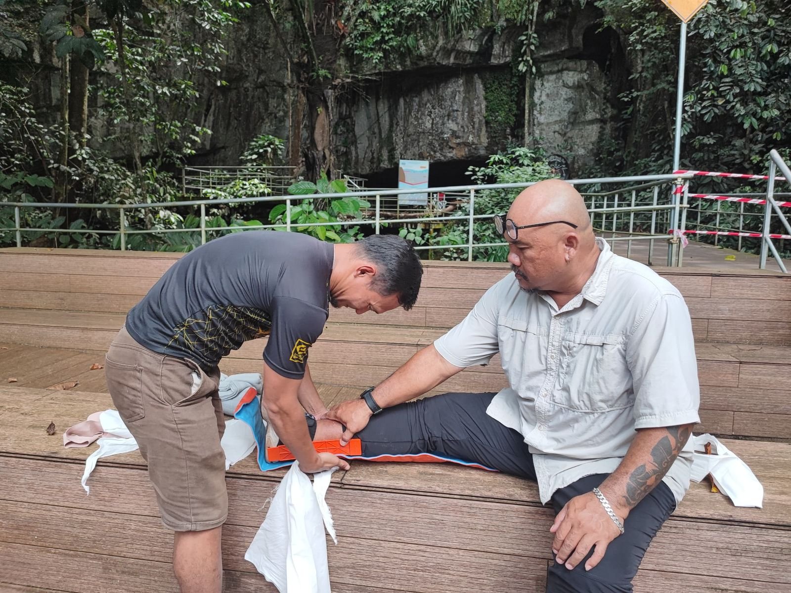 Outdoor leg splinting and fracture immobilisation practice